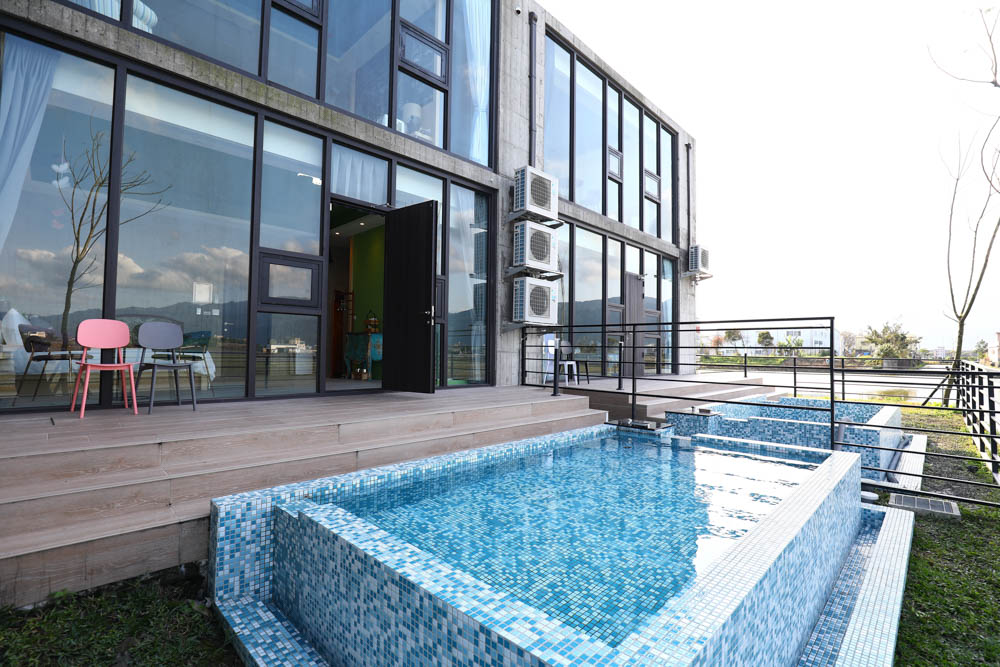 宜蘭美食民宿推薦｜捉迷藏寵物友善民宿、吸貓咖啡館（早午餐、下午茶）。主題星空泳池房、佇立宜蘭平原稻田元野中的清水模建築