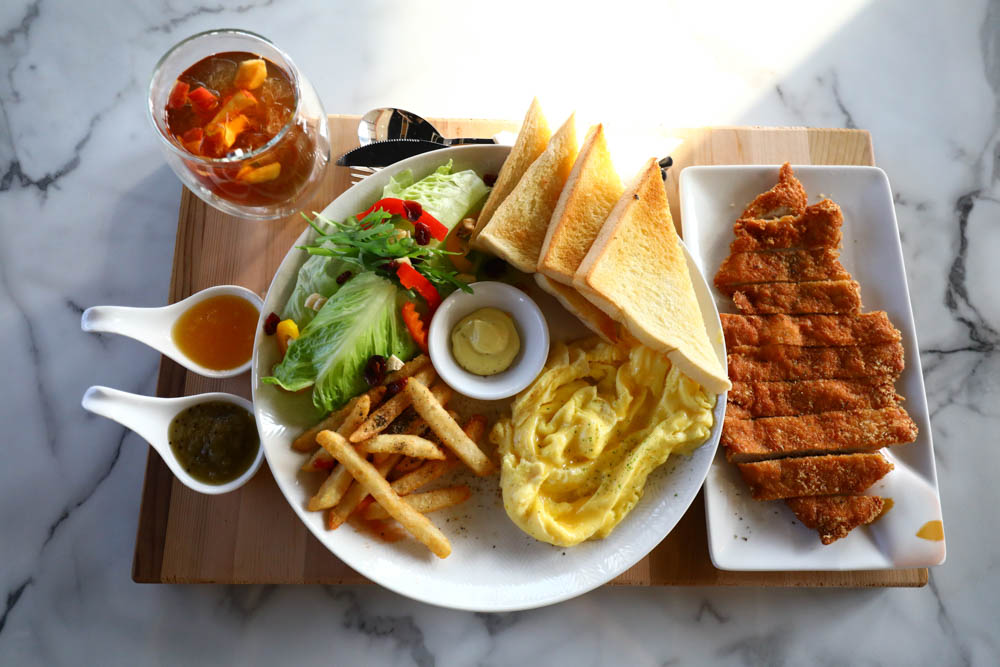 宜蘭美食民宿推薦｜捉迷藏寵物友善民宿、吸貓咖啡館（早午餐、下午茶）。主題星空泳池房、佇立宜蘭平原稻田元野中的清水模建築