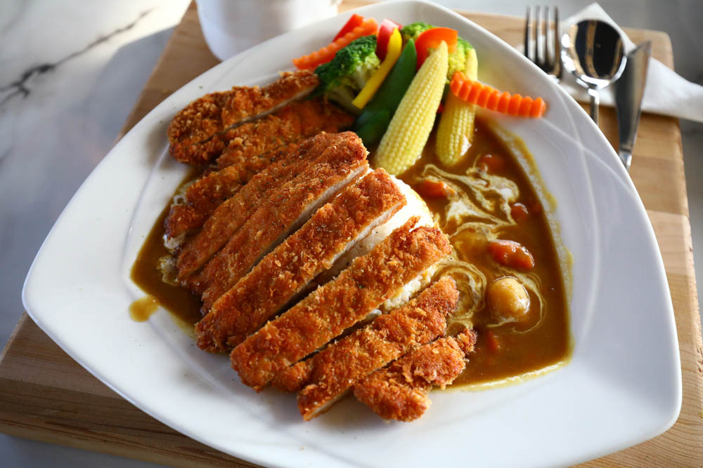 宜蘭美食民宿推薦｜捉迷藏寵物友善民宿、吸貓咖啡館（早午餐、下午茶）。主題星空泳池房、佇立宜蘭平原稻田元野中的清水模建築