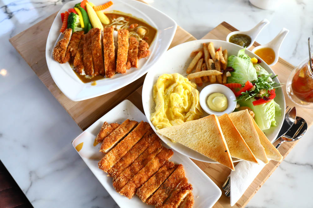 宜蘭美食民宿推薦｜捉迷藏寵物友善民宿、吸貓咖啡館（早午餐、下午茶）。主題星空泳池房、佇立宜蘭平原稻田元野中的清水模建築