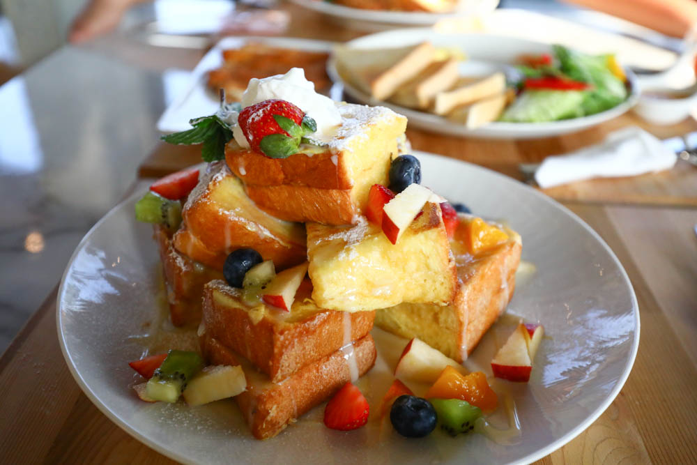 宜蘭美食民宿推薦｜捉迷藏寵物友善民宿、吸貓咖啡館（早午餐、下午茶）。主題星空泳池房、佇立宜蘭平原稻田元野中的清水模建築