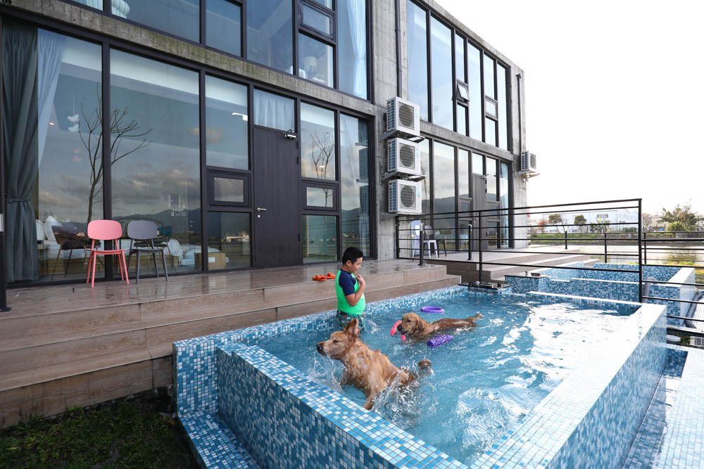 宜蘭美食民宿推薦｜捉迷藏寵物友善民宿、吸貓咖啡館（早午餐、下午茶）。主題星空泳池房、佇立宜蘭平原稻田元野中的清水模建築