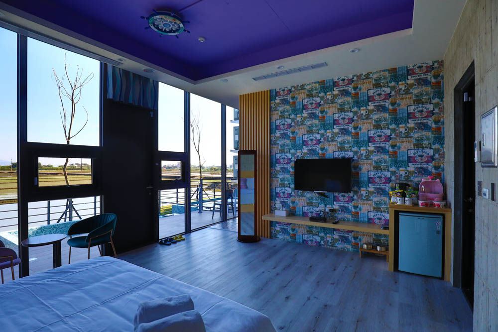 宜蘭美食民宿推薦｜捉迷藏寵物友善民宿、吸貓咖啡館（早午餐、下午茶）。主題星空泳池房、佇立宜蘭平原稻田元野中的清水模建築