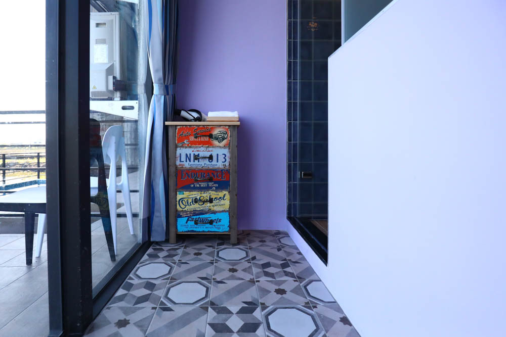 宜蘭美食民宿推薦｜捉迷藏寵物友善民宿、吸貓咖啡館（早午餐、下午茶）。主題星空泳池房、佇立宜蘭平原稻田元野中的清水模建築