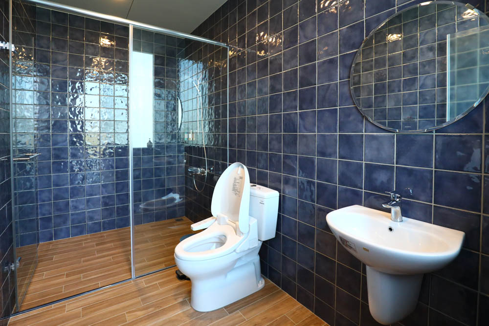 宜蘭美食民宿推薦｜捉迷藏寵物友善民宿、吸貓咖啡館（早午餐、下午茶）。主題星空泳池房、佇立宜蘭平原稻田元野中的清水模建築