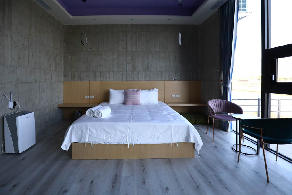 宜蘭美食民宿推薦｜捉迷藏寵物友善民宿、吸貓咖啡館（早午餐、下午茶）。主題星空泳池房、佇立宜蘭平原稻田元野中的清水模建築