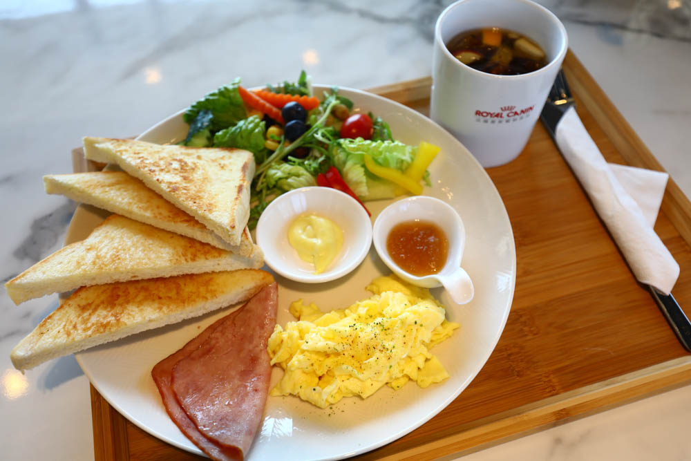 宜蘭美食民宿推薦｜捉迷藏寵物友善民宿、吸貓咖啡館（早午餐、下午茶）。主題星空泳池房、佇立宜蘭平原稻田元野中的清水模建築