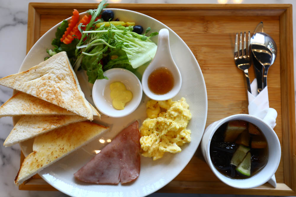 宜蘭美食民宿推薦｜捉迷藏寵物友善民宿、吸貓咖啡館（早午餐、下午茶）。主題星空泳池房、佇立宜蘭平原稻田元野中的清水模建築