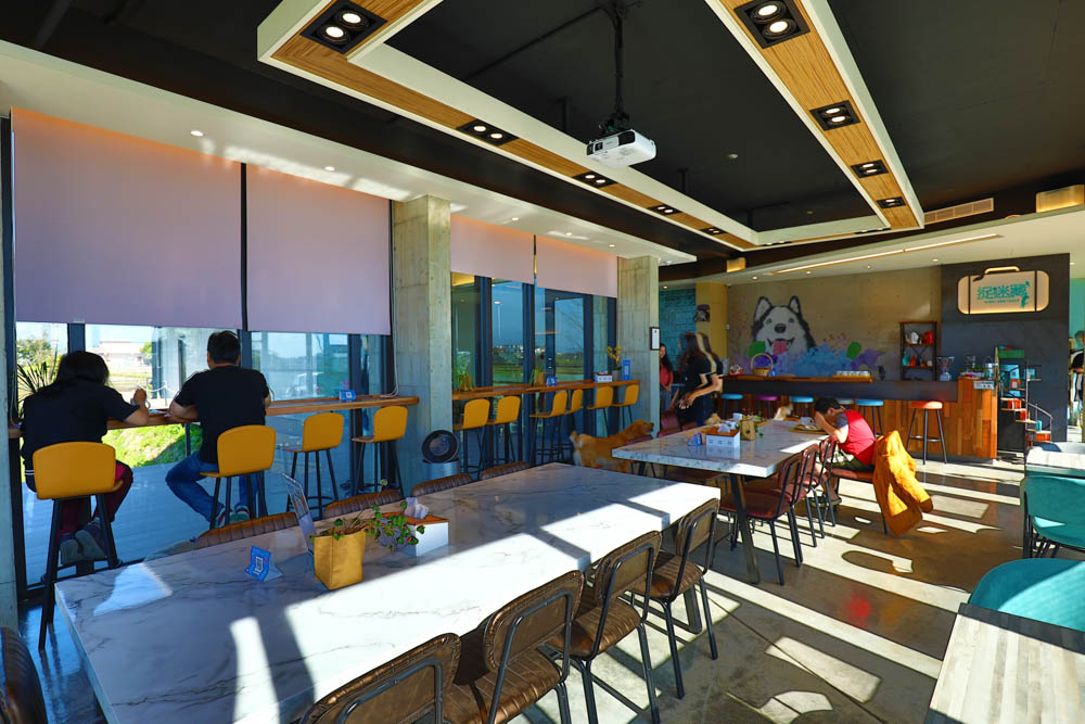 宜蘭美食民宿推薦｜捉迷藏寵物友善民宿、吸貓咖啡館（早午餐、下午茶）。主題星空泳池房、佇立宜蘭平原稻田元野中的清水模建築