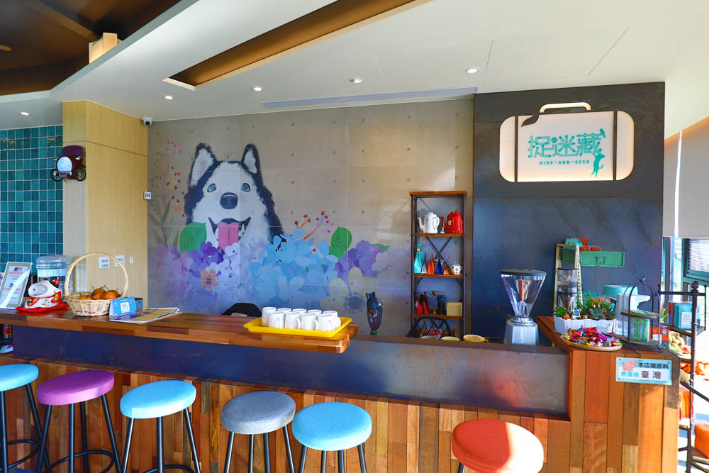 宜蘭美食民宿推薦｜捉迷藏寵物友善民宿、吸貓咖啡館（早午餐、下午茶）。主題星空泳池房、佇立宜蘭平原稻田元野中的清水模建築