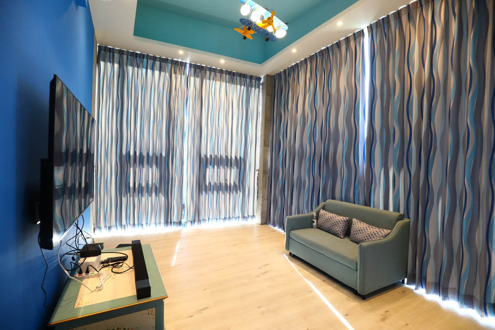 宜蘭美食民宿推薦｜捉迷藏寵物友善民宿、吸貓咖啡館（早午餐、下午茶）。主題星空泳池房、佇立宜蘭平原稻田元野中的清水模建築