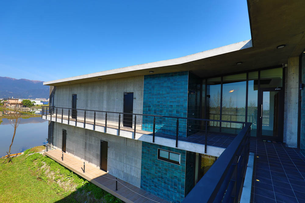 宜蘭美食民宿推薦｜捉迷藏寵物友善民宿、吸貓咖啡館（早午餐、下午茶）。主題星空泳池房、佇立宜蘭平原稻田元野中的清水模建築