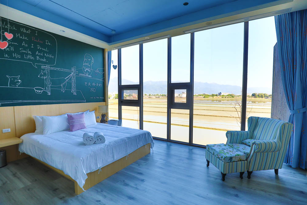 宜蘭美食民宿推薦｜捉迷藏寵物友善民宿、吸貓咖啡館（早午餐、下午茶）。主題星空泳池房、佇立宜蘭平原稻田元野中的清水模建築