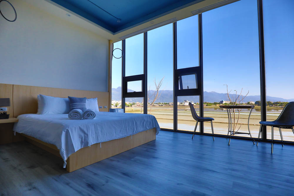 宜蘭美食民宿推薦｜捉迷藏寵物友善民宿、吸貓咖啡館（早午餐、下午茶）。主題星空泳池房、佇立宜蘭平原稻田元野中的清水模建築