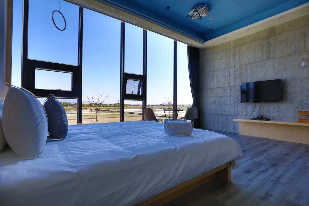 宜蘭美食民宿推薦｜捉迷藏寵物友善民宿、吸貓咖啡館（早午餐、下午茶）。主題星空泳池房、佇立宜蘭平原稻田元野中的清水模建築