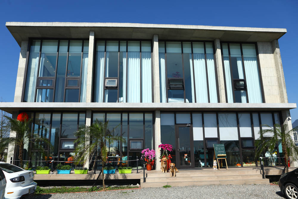 宜蘭美食民宿推薦｜捉迷藏寵物友善民宿、吸貓咖啡館（早午餐、下午茶）。主題星空泳池房、佇立宜蘭平原稻田元野中的清水模建築