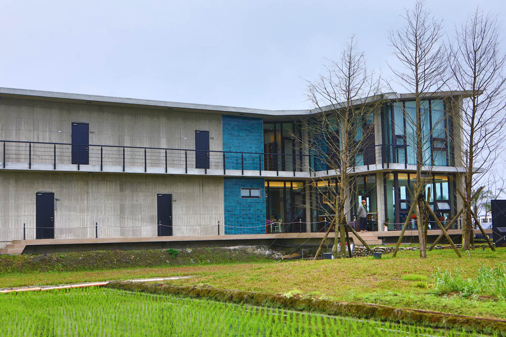 宜蘭美食民宿推薦｜捉迷藏寵物友善民宿、吸貓咖啡館（早午餐、下午茶）。主題星空泳池房、佇立宜蘭平原稻田元野中的清水模建築