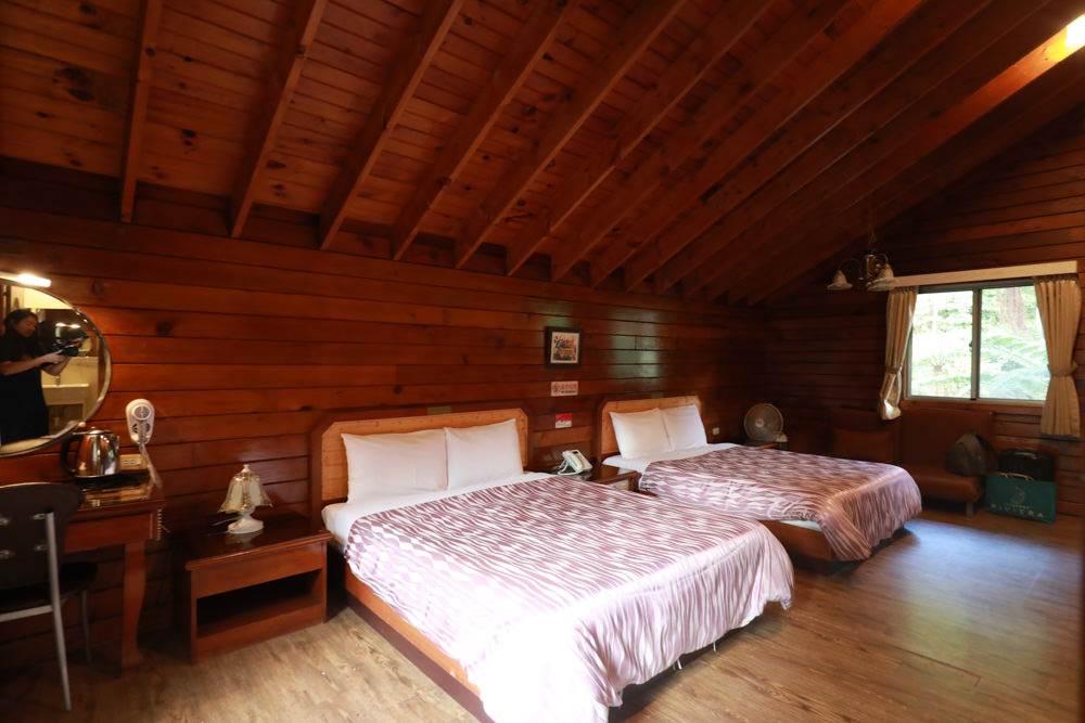 南投溪頭住宿|溪頭新明山木屋渡假村。寵物友善民宿、杉林溪住宿、歐式小木屋一泊二食 - 第16張圖 南投溪頭住宿|溪頭新明山木屋渡假村。寵物友善民宿、杉林溪住宿、歐式小木屋一泊二食