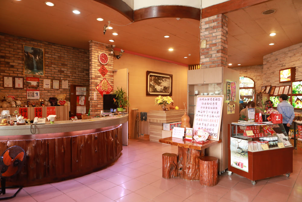 南投溪頭住宿|溪頭新明山木屋渡假村。寵物友善民宿、杉林溪住宿、歐式小木屋一泊二食 - 第3張圖 南投溪頭住宿|溪頭新明山木屋渡假村。寵物友善民宿、杉林溪住宿、歐式小木屋一泊二食