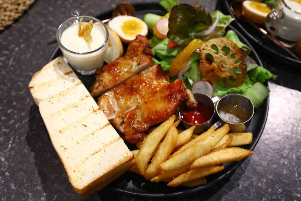 桃園美食｜旅人咖啡館.桃園店。寵物友善餐廳、網美咖啡廳、豐盛早午餐下午茶