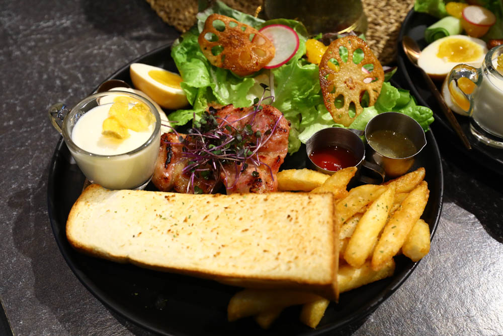 桃園美食｜旅人咖啡館.桃園店。寵物友善餐廳、網美咖啡廳、豐盛早午餐下午茶