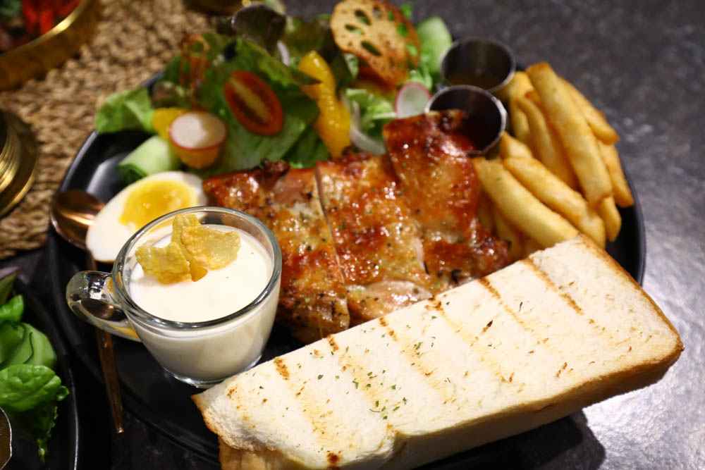 桃園美食｜旅人咖啡館.桃園店。寵物友善餐廳、網美咖啡廳、豐盛早午餐下午茶