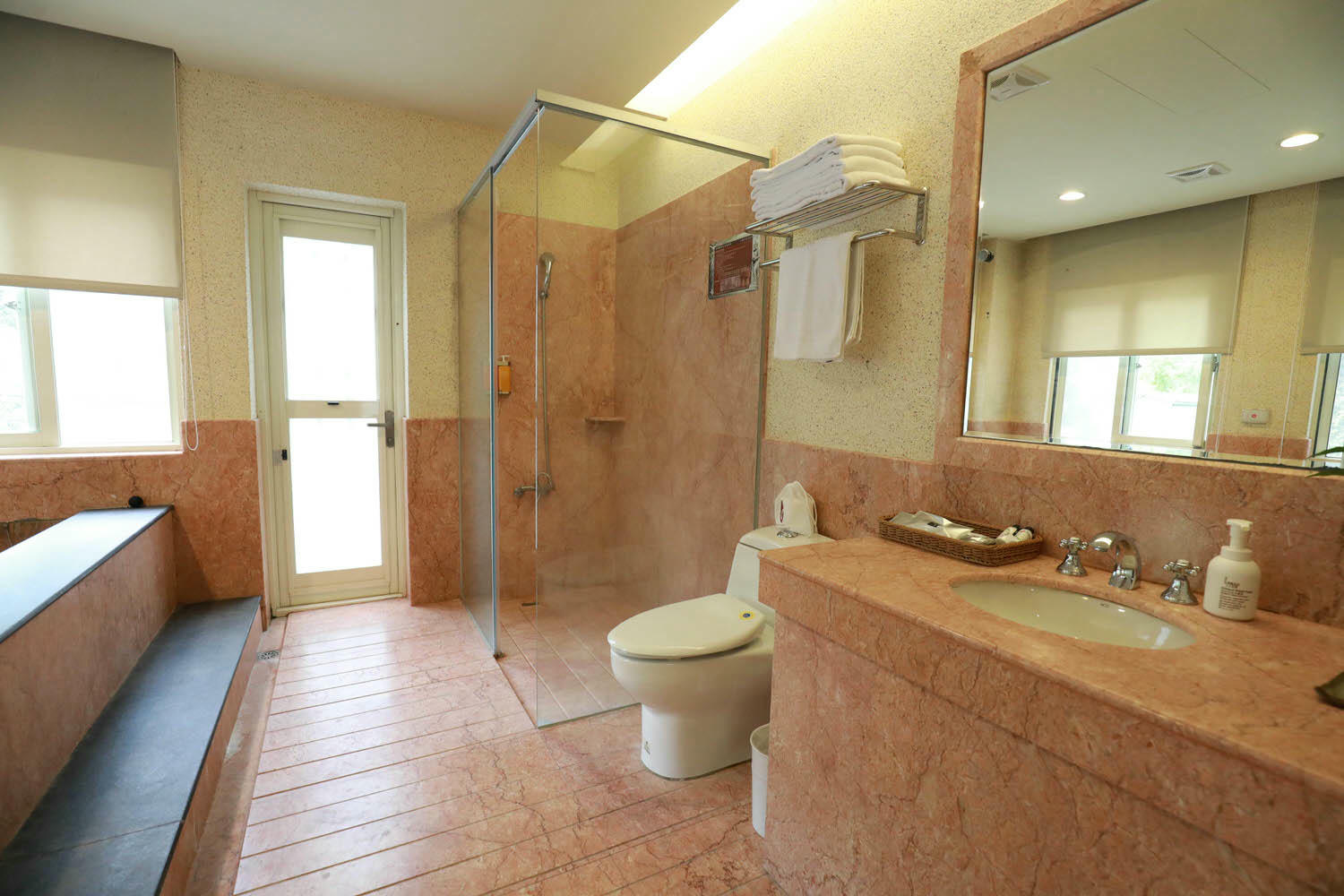 苗栗泰安｜日出溫泉渡假飯店。苗栗寵物友善飯店、一泊二食溫泉美食料理、露天風呂、寵物房型