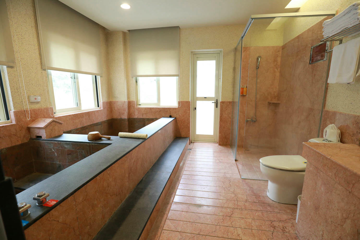 苗栗泰安｜日出溫泉渡假飯店。苗栗寵物友善飯店、一泊二食溫泉美食料理、露天風呂、寵物房型