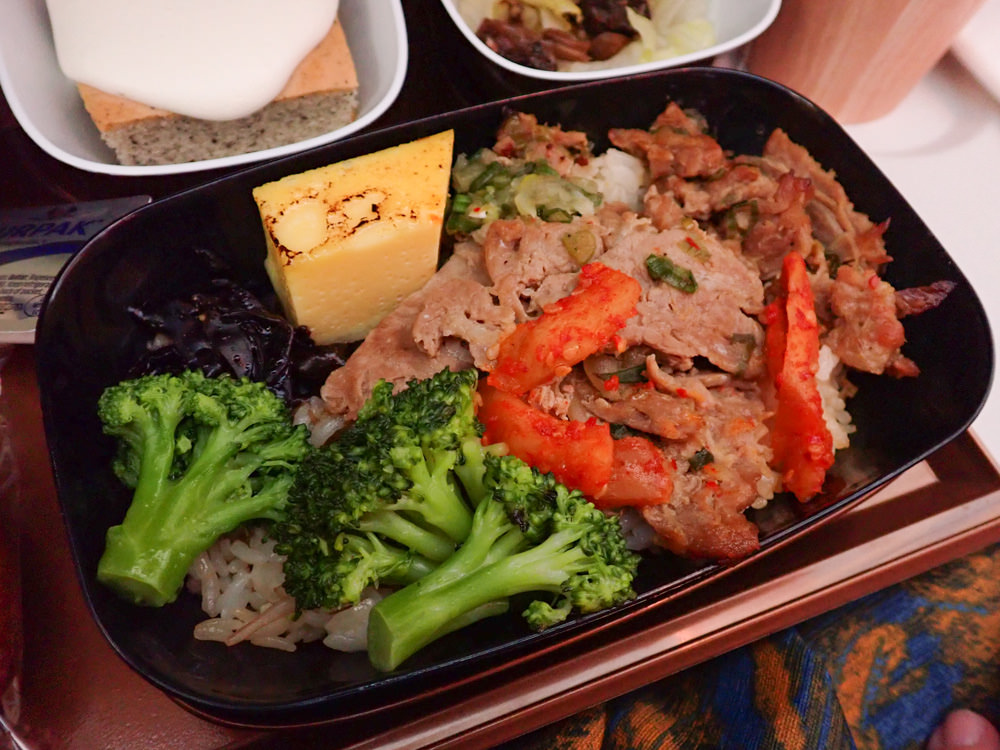 星宇航空STARLUX Airlines搭乘體驗。經濟艙、商務艙、隱藏版星宇特調、胡同燒肉飛機餐