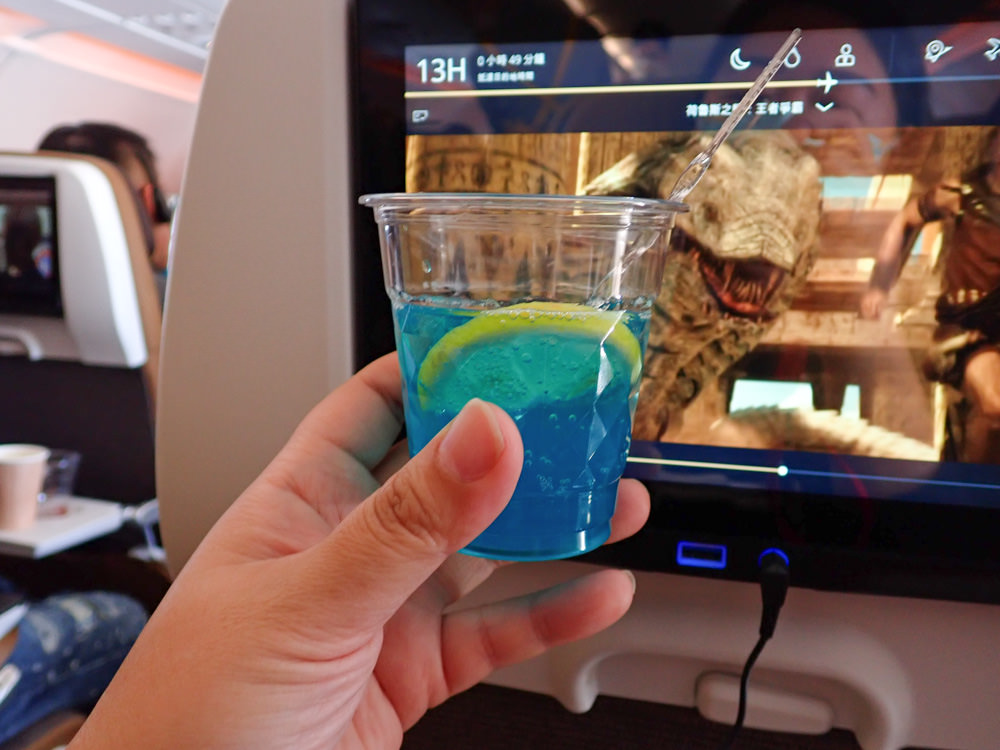 星宇航空STARLUX Airlines搭乘體驗。經濟艙、商務艙、隱藏版星宇特調、胡同燒肉飛機餐