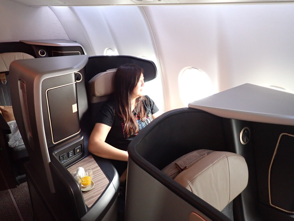 星宇航空STARLUX Airlines搭乘體驗。經濟艙、商務艙、隱藏版星宇特調、胡同燒肉飛機餐