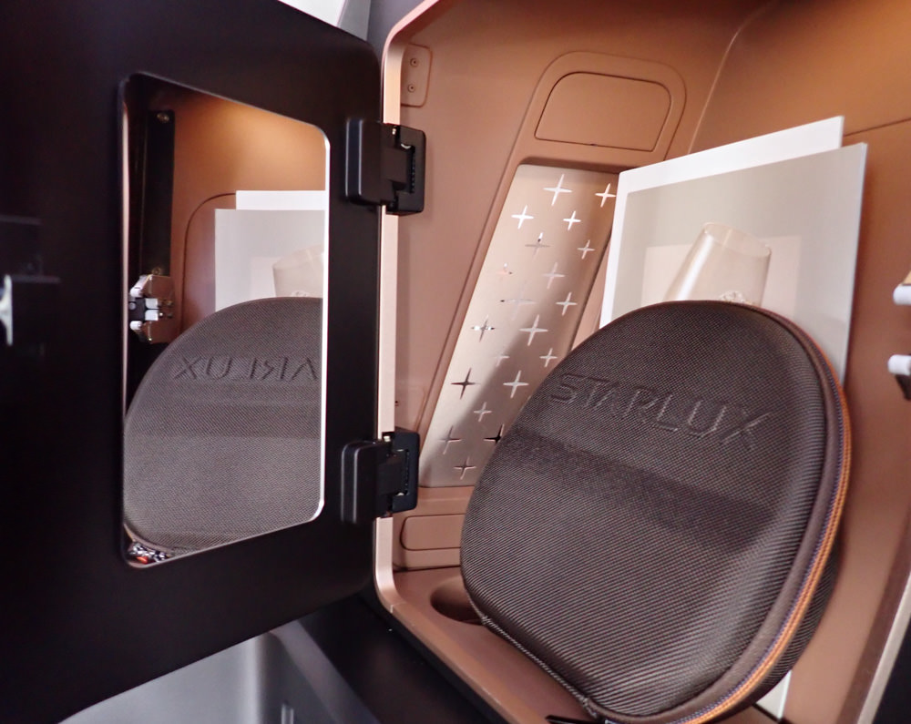 星宇航空STARLUX Airlines搭乘體驗。經濟艙、商務艙、隱藏版星宇特調、胡同燒肉飛機餐
