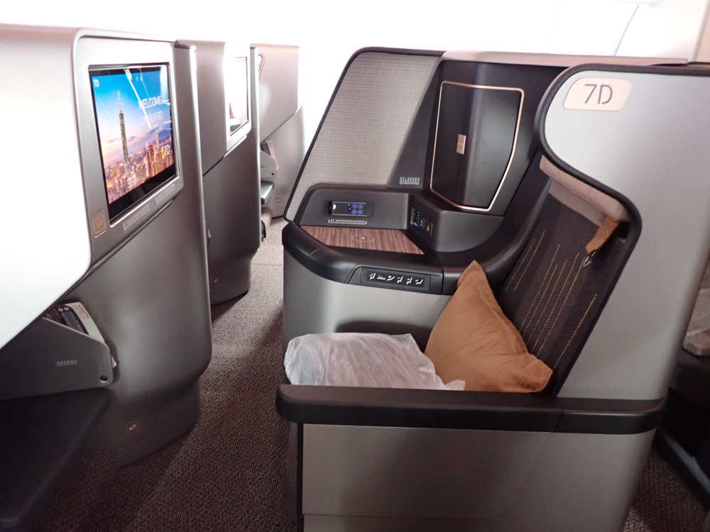 星宇航空STARLUX Airlines搭乘體驗。經濟艙、商務艙、隱藏版星宇特調、胡同燒肉飛機餐