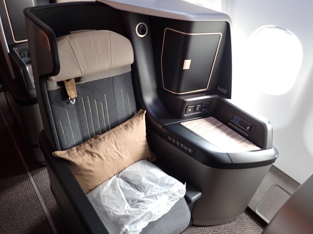 星宇航空STARLUX Airlines搭乘體驗。經濟艙、商務艙、隱藏版星宇特調、胡同燒肉飛機餐