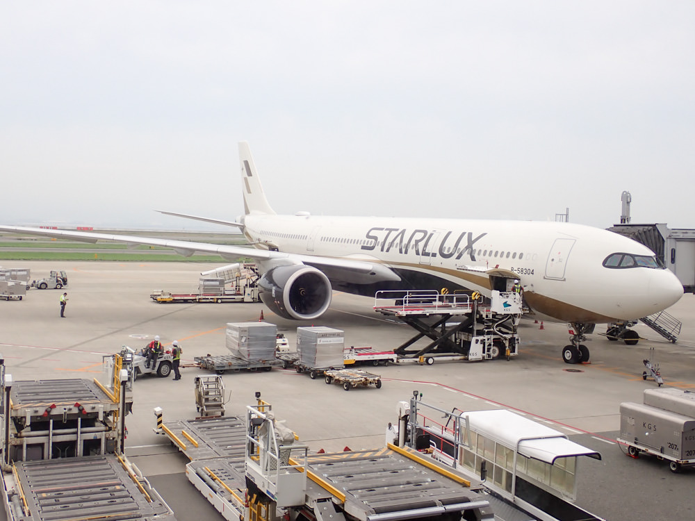 星宇航空STARLUX Airlines搭乘體驗。經濟艙、商務艙、隱藏版星宇特調、胡同燒肉飛機餐