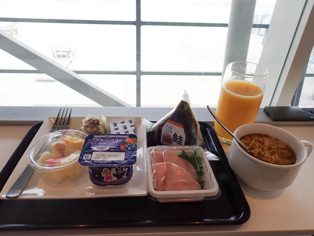 星宇航空STARLUX Airlines搭乘體驗。經濟艙、商務艙、隱藏版星宇特調、胡同燒肉飛機餐