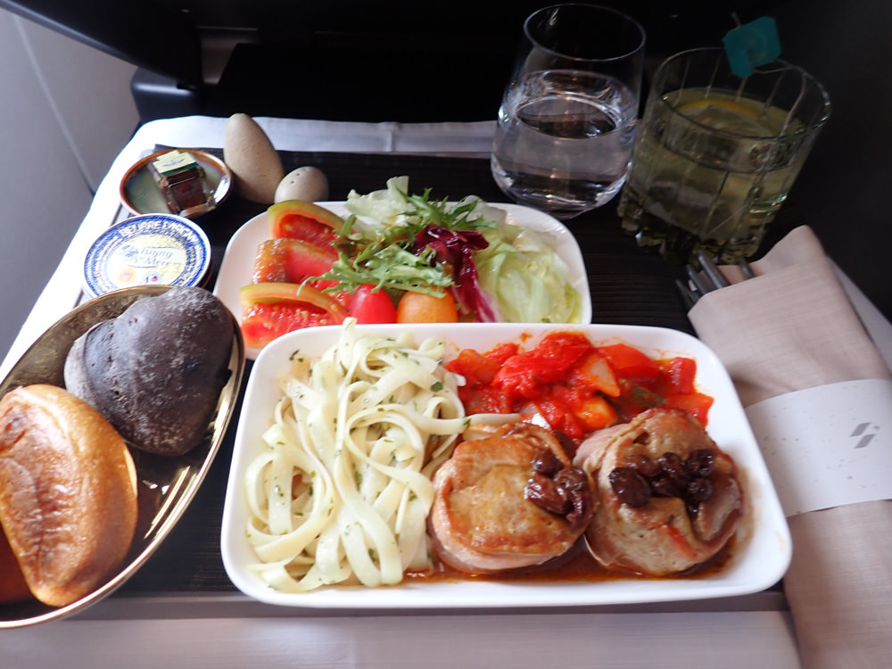 星宇航空STARLUX Airlines搭乘體驗。經濟艙、商務艙、隱藏版星宇特調、胡同燒肉飛機餐