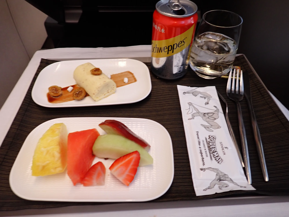 星宇航空STARLUX Airlines搭乘體驗。經濟艙、商務艙、隱藏版星宇特調、胡同燒肉飛機餐