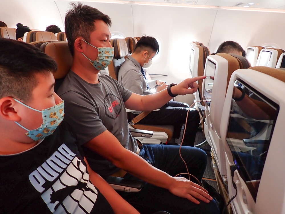 星宇航空STARLUX Airlines搭乘體驗。經濟艙、商務艙、隱藏版星宇特調、胡同燒肉飛機餐