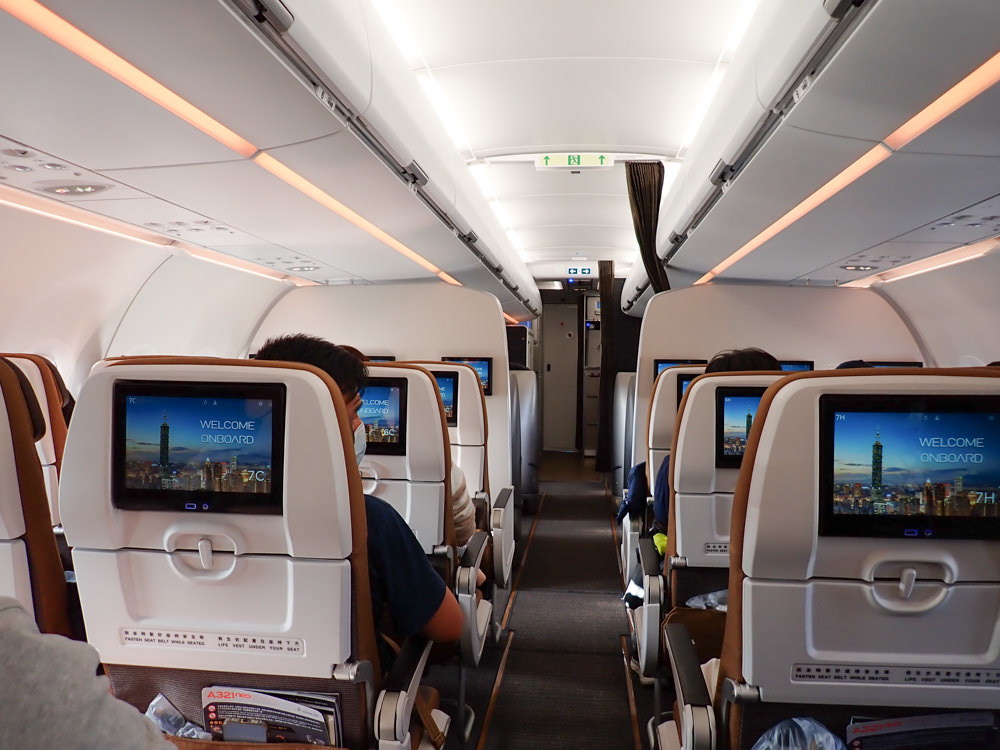 星宇航空STARLUX Airlines搭乘體驗。經濟艙、商務艙、隱藏版星宇特調、胡同燒肉飛機餐