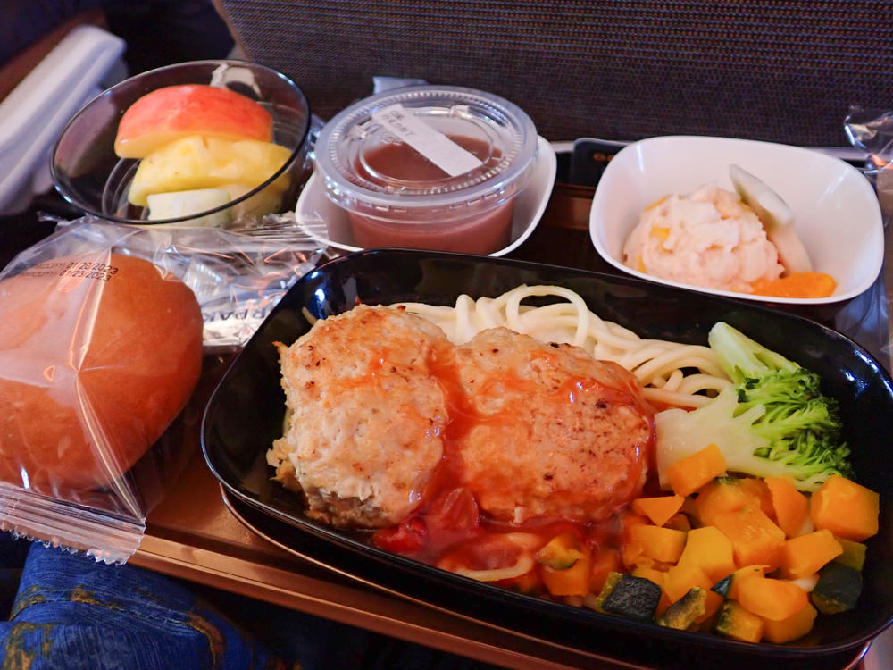 星宇航空STARLUX Airlines搭乘體驗。經濟艙、商務艙、隱藏版星宇特調、胡同燒肉飛機餐