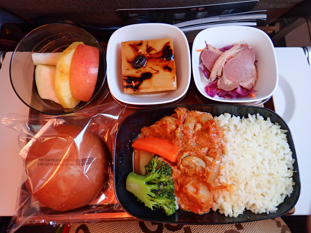 星宇航空STARLUX Airlines搭乘體驗。經濟艙、商務艙、隱藏版星宇特調、胡同燒肉飛機餐