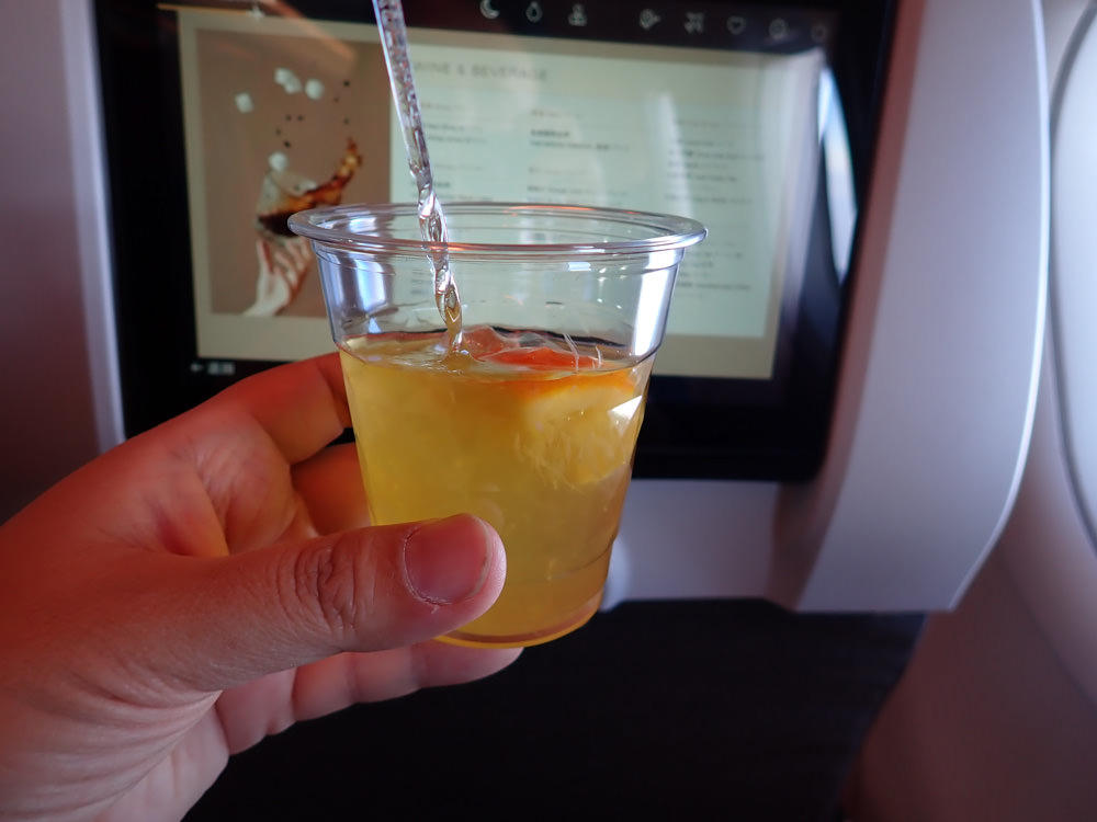 星宇航空STARLUX Airlines搭乘體驗。經濟艙、商務艙、隱藏版星宇特調、胡同燒肉飛機餐