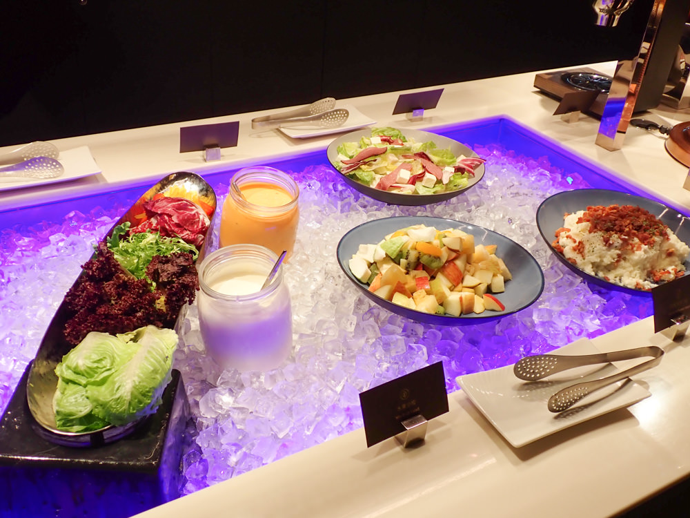 星宇航空STARLUX Airlines搭乘體驗。經濟艙、商務艙、隱藏版星宇特調、胡同燒肉飛機餐