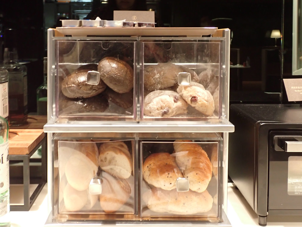 星宇航空STARLUX Airlines搭乘體驗。經濟艙、商務艙、隱藏版星宇特調、胡同燒肉飛機餐