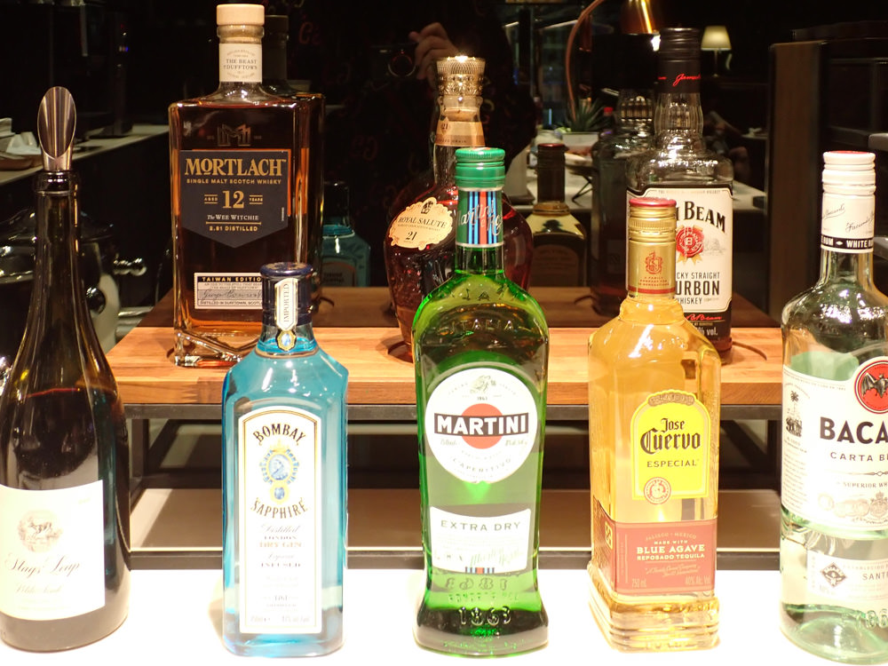 星宇航空STARLUX Airlines搭乘體驗。經濟艙、商務艙、隱藏版星宇特調、胡同燒肉飛機餐