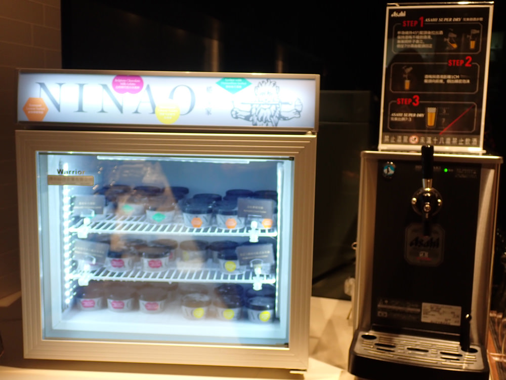 星宇航空STARLUX Airlines搭乘體驗。經濟艙、商務艙、隱藏版星宇特調、胡同燒肉飛機餐