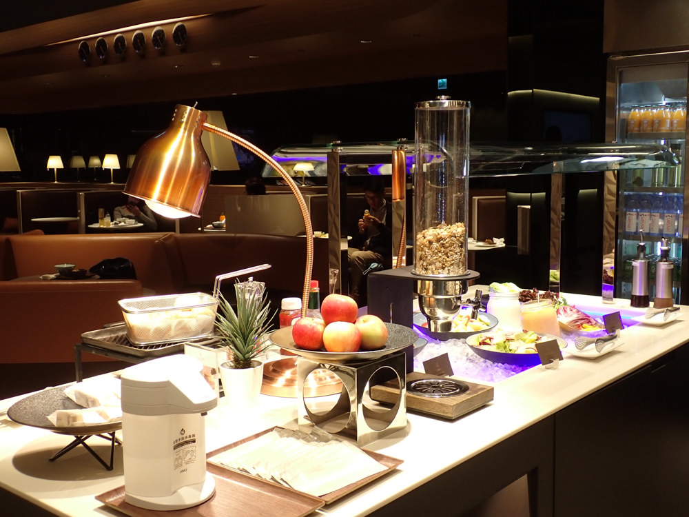 星宇航空STARLUX Airlines搭乘體驗。經濟艙、商務艙、隱藏版星宇特調、胡同燒肉飛機餐