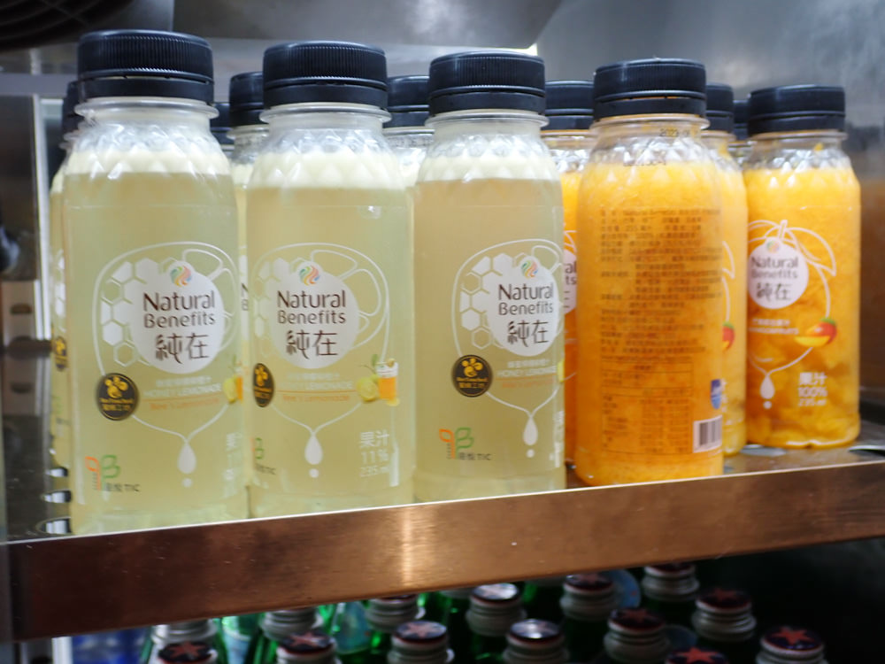 星宇航空STARLUX Airlines搭乘體驗。經濟艙、商務艙、隱藏版星宇特調、胡同燒肉飛機餐