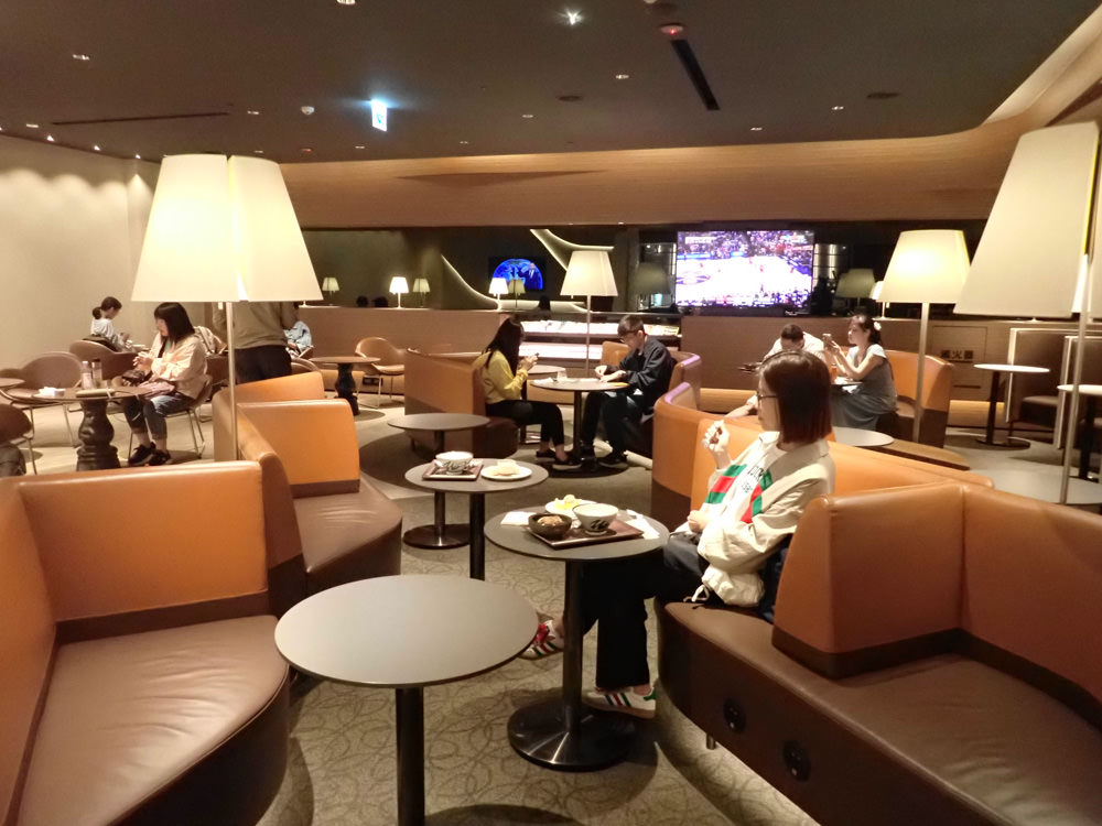 星宇航空STARLUX Airlines搭乘體驗。經濟艙、商務艙、隱藏版星宇特調、胡同燒肉飛機餐